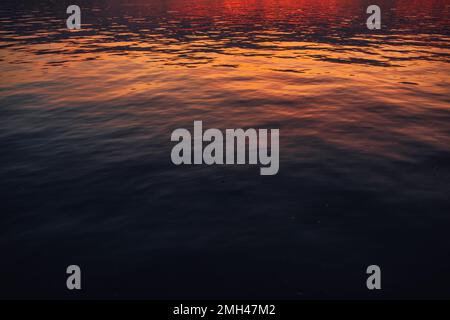 Rote, orangefarbene Sonnenuntergänge vor dem Puget Sound Wasser, Ozean Stockfoto