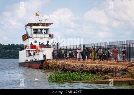 Die Fähre MV Kalangala, die Menschen und Fahrzeuge über den Victoria-See von Nakiwogo, Entebbe zu den Kalangala-Inseln transportiert. Stockfoto