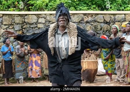 Echuya Batwa, oft als Pygmäen bekannt, tanzt im Südwesten Ugandas. Stockfoto