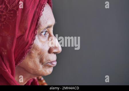 Seitenansicht des umsichtigen Seniorengesichts asiatischer Frauen Stockfoto