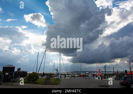 Timmendorf Strand, Deutschland, 9. September 2022 - Hafen mit Booten und eine große imposante Wolke am Timmendorf Strand, auf der Insel Poel, Mecklenburg- Stockfoto