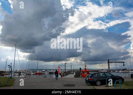 Timmendorf Strand, Deutschland, 9. September 2022 - Hafen mit Booten und eine große imposante Wolke am Timmendorf Strand, auf der Insel Poel, Mecklenburg- Stockfoto