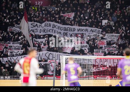 AMSTERDAM, NIEDERLANDE - JANUAR 26: Fans von Ajax mit Bannern während des niederländischen Eredivisie-Spiels zwischen Ajax und dem FC Volendam in der Johan Cruijff Arena am 26. Januar 2023 in Amsterdam, Niederlande (Foto: Patrick Goosen/Orange Pictures). Guthaben: Orange Pics BV/Alamy Live News Stockfoto