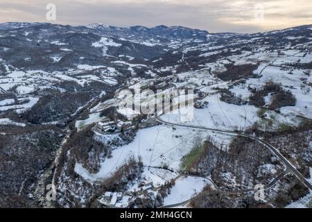 Morfasso, Piacenza, Emilia Romagna, Italien Drone Panorama von Our Lady of Lourdes Grotto - Sperongia Parish und Hügel ein sonniger Tag Stockfoto