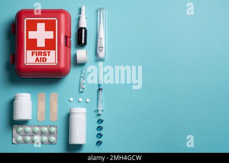 Erste-Hilfe-Kasten auf blauem Hintergrund. Die Elemente des Verbandskastens Stockfoto