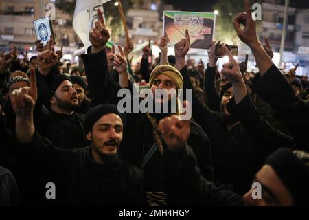 Idlib, Syrien. 26. Januar 2023. Syrische Demonstranten rufen Slogans während eines Protests gegen das Verbrennen einer Kopie des Korans durch einen schwedischen Politiker. Muslime weltweit sind empört, nachdem der dänisch-schwedische Politiker Rasmus Paludan eine Demonstration vor der türkischen Botschaft in Stockholm durinh organisiert hat, bei der er eine Kopie des heiligen Korans verbrannte. Kredit: Anas Alkharboutli/dpa/Alamy Live News Stockfoto