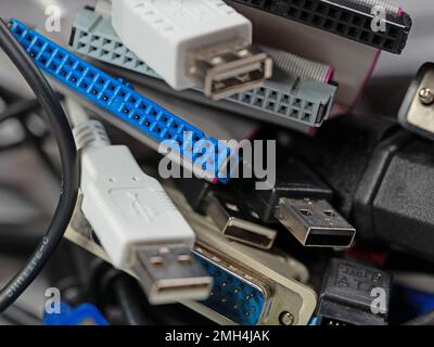 Viele verschiedene Computerkabel in einer Nahaufnahme Stockfoto
