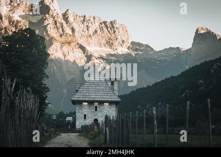 Katholische Kirche, Thethi Dorf Thethi Tal, Albanien Stockfoto