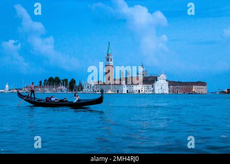 Eine Gondel fährt vor der Basilika San Giorgio Maggiore an der Lagune von Venedig vorbei Stockfoto