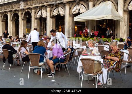 Essen Sie in Venedig, in den Cafés und Bars sitzen Sie draußen Stockfoto