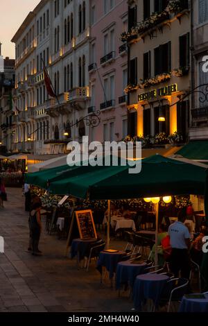 Essen Sie in Venedig, in den Cafés und Bars sitzen Sie draußen Stockfoto