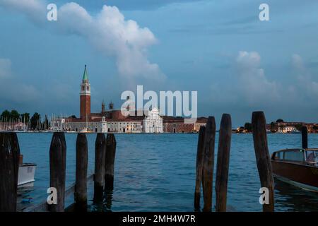 Eine Gondel fährt vor der Basilika San Giorgio Maggiore an der Lagune von Venedig vorbei Stockfoto