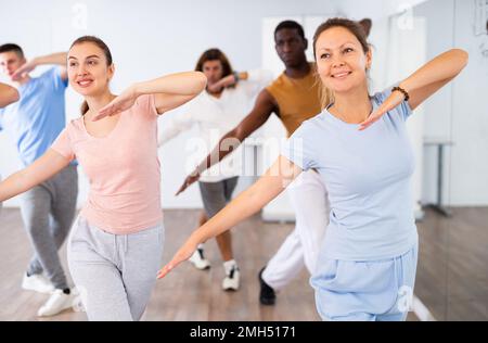 Eine Gruppe verschiedener Leute, die Tanz im Tanzstudio Proben Stockfoto