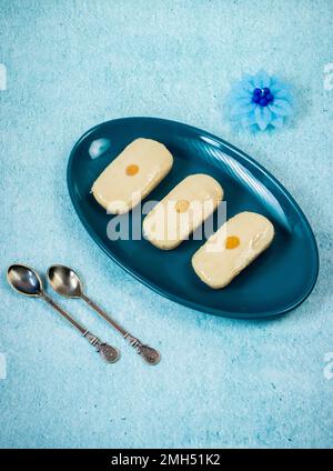 Nahaufnahme von indischen und bengalischen Süßigkeiten sor Malai & Malai Toast Bengali Süßigkeiten Stockfoto