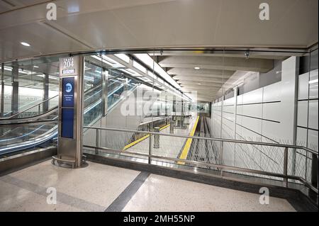 New York, USA. 26. Januar 2023. Ein Pendlerzug befindet sich auf den Gleisen am neu eröffneten Long Island Railroad Annex im Grand Center Madison, New York, NY, 26. Januar 2023. Nach zwei Jahrzehnten Bauarbeiten bringt das $11,6 Milliarden Dollar schwere Projekt die Pendler der Long Island Rail Road direkt in das Grand Central Terminal auf der East Side von Manhattan. (Foto: Anthony Behar/Sipa USA) Guthaben: SIPA USA/Alamy Live News Stockfoto