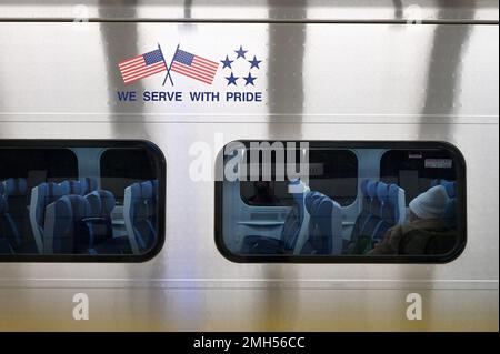 New York, USA. 26. Januar 2023. Ein Passagier wartet auf die Abfahrt eines LIRR-Zuges vom neu eröffneten Long Island Railroad Annex am Grand Center Madison, New York, NY, 26. Januar 2023. Nach zwei Jahrzehnten Bauarbeiten bringt das $11,6 Milliarden Dollar schwere Projekt die Pendler der Long Island Rail Road direkt in das Grand Central Terminal auf der East Side von Manhattan. (Foto: Anthony Behar/Sipa USA) Guthaben: SIPA USA/Alamy Live News Stockfoto