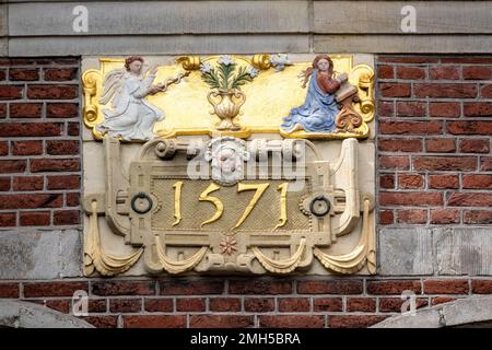 AMSTERDAM, NIEDERLANDE - 01. MAI 2018: Kunstvoll verzierte Plakette auf dem Gebäude vom 1571 Stockfoto