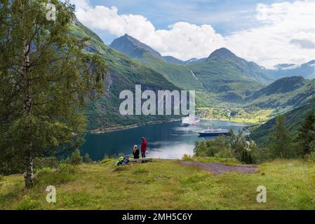 Geirangerfjord Kreuzfahrt. Ein Märchen von der Förde. Paar genießt einen majestätischen Blick in Norwegen. In der Nähe der touristischen Stadt Geiranger Stockfoto