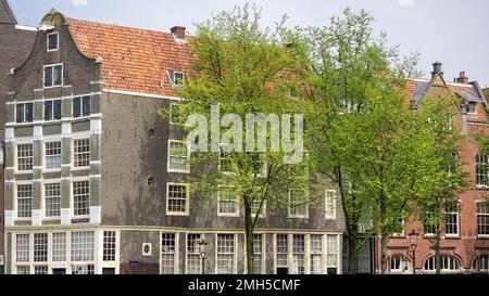 AMSTERDAM, NIEDERLANDE - 01. MAI 2018: Typisches Haus am Kanal neben dem Geldersekade-Kanal Stockfoto