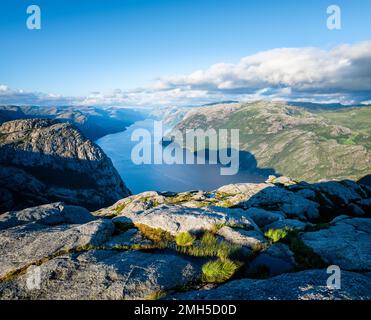 Blick auf den Lysefjord-Fjord vom Preikestolen-Pfad. Tourismus und Naturattraktionen in Norwegen. Norwegische Sommerlandschaft Stockfoto