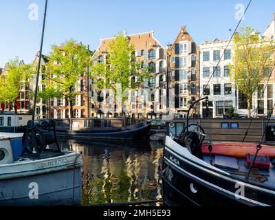 AMSTERDAM, NIEDERLANDE - 01. MAI 2018: Blick auf Boote und Hausboote auf der Brouwersgracht Stockfoto