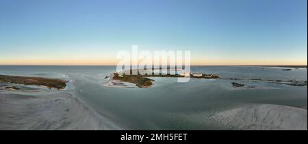 Blick aus der Vogelperspektive auf den Honeymoon Island State Park und die umliegenden Golfgewässer bei Sonnenuntergang, Florida. Stockfoto