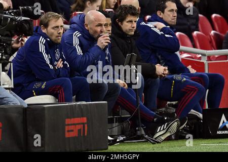 AMSTERDAM - (lr) Ajax Assistant Coach Matthias Kaltenbach, Ajax Coach Alfred Schreuder, Ajax Assistant Coach Matthias Kaltenbach während des niederländischen Premier League-Spiels zwischen Ajax Amsterdam und FC Volendam in der Johan Cruijff Arena am 26. Januar 2023 in Amsterdam, Niederlande. ANP OLAF KRAAK Credit: ANP/Alamy Live News Stockfoto