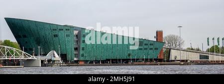 AMSTERDAM, NIEDERLANDE - 01. MAI 2018: Panoramablick auf das NEMO Science Museum Stockfoto