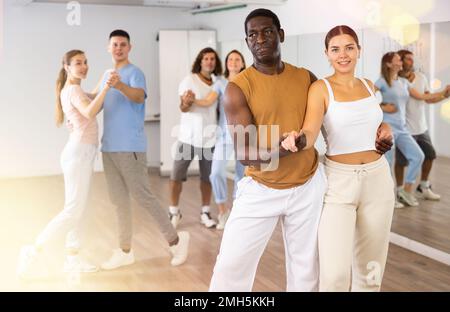 Eine Gruppe verschiedener Leute, die Tanz im Tanzstudio Proben Stockfoto