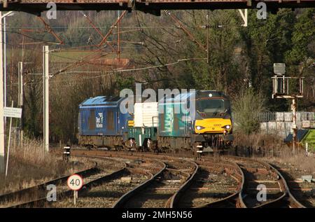 Direct Rail Services Locos, 68001 Evolution und 68007 Valiant, Top and Tail ein Atomkolbenzug, der sich am 25. Januar 2023 Carnforth nähert. Stockfoto