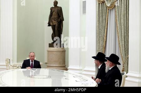 Moskau, Russland. 26. Januar 2023. Der russische Präsident Wladimir Putin hält ein persönliches Treffen mit dem Oberrabbi Russlands, Berl Lazar, Zentrum, und dem Präsidenten der Föderation der Juden, Alexander Boroda, rechts, ab, um den bevorstehenden Internationalen Tag der Holocaust-Erinnerung im Kreml, den 26. Januar 2023 in Moskau, Russland, zu diskutieren. Kredit: Mikhail Metzel/Kreml Pool/Alamy Live News Stockfoto
