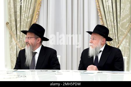 Moskau, Russland. 26. Januar 2023. Der Oberrabbi Russlands, Berl Lazar, links, und der Präsident der Föderation der Juden, Alexander Boroda, rechts, hören dem russischen Präsidenten Wladimir Putin während eines persönlichen Treffens im Kreml am 26. Januar 2023 in Moskau, Russland, zu. Kredit: Mikhail Metzel/Kreml Pool/Alamy Live News Stockfoto