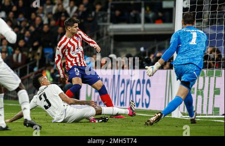 Santiago Bernabeu Stadion, Madrid, Spanien. 26. Januar 2023. Spanischer Copa del Rey Fußball, Real Madrid gegen Atletico de Madrid; Alvaro Morata erzielt das Eröffnungsziel für 0-1 in den 19. Minuten Credit: Action Plus Sports/Alamy Live News Stockfoto