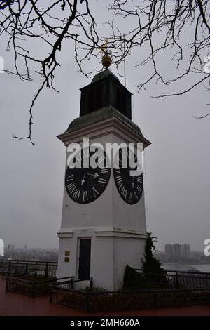 Petrovaradin Festung Uhrenturm an einem regnerischen, bewölkten Tag Stockfoto