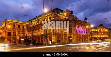 Wiener Staatsoper auf Opernring am Abend Stockfoto