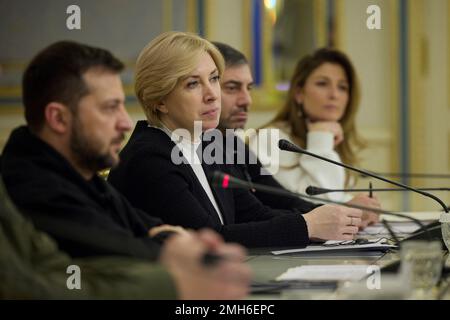 Kiew, Ukraine. 25. Januar 2023. Der ukrainische Präsident Volodymyr Zelenskyy, die Linke und die stellvertretende Premierministerin Iryna Vereshchuk, Mitte, hören bei einem persönlichen Treffen mit dem Hohen Flüchtlingskommissar der Vereinten Nationen Filippo Grandi im Mariinskyi-Palast am 25. Januar 2023 in Kiew, Ukraine, zu. Kredit: Ukrainischer Ratsvorsitz/Ukrainischer Ratsvorsitz/Alamy Live News Stockfoto