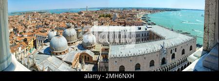 Außergewöhnliches Panoramafoto von Venedig vom Glockenturm in St. Markierungsquadrat Stockfoto