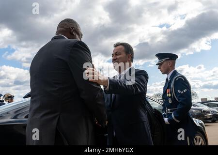 Washington DC, USA. 26. Januar 2023. Washington DC, USA. 26. Januar 2023. US-Verteidigungsminister Lloyd Austin, Left, begrüßt den albanischen Verteidigungsminister Niko Peleshi während der Ankunftszeremonie im Pentagon am 26. Januar 2023 in Washington, DC Credit: TSgt. Jack Sanders/DOD Photo/Alamy Live News Stockfoto