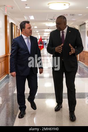 Washington DC, USA. 26. Januar 2023. Washington DC, USA. 26. Januar 2023. US-Verteidigungsminister Lloyd Austin, Right, begleitet den albanischen Verteidigungsminister Niko Peleshi zu ihrem bilateralen Treffen im Pentagon am 26. Januar 2023 in Washington, DC Kredit: TSgt. Jack Sanders/DOD Photo/Alamy Live News Stockfoto