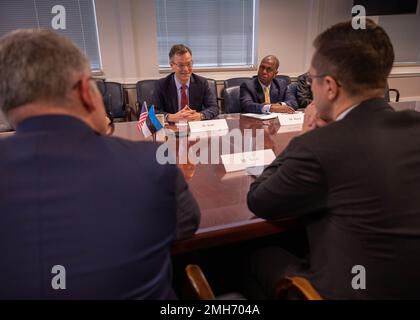 Washington DC, USA. 26. Januar 2023. Washington DC, USA. 26. Januar 2023. US-Verteidigungsminister Dr. Colin Kahl, Center, veranstaltet ein bilaterales Treffen mit dem estnischen Verteidigungsminister Kusti Salm, rechts, im Pentagon, 26. Januar 2023 in Washington, DC Credit: pO2 Zachary Wheeler/DOD Photo/Alamy Live News Stockfoto