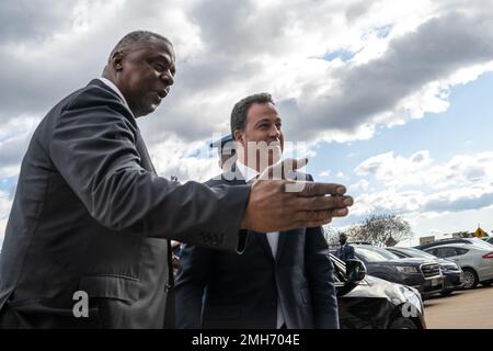 Washington DC, USA. 26. Januar 2023. Washington DC, USA. 26. Januar 2023. US-Verteidigungsminister Lloyd Austin, Left, begrüßt den albanischen Verteidigungsminister Niko Peleshi während der Ankunftszeremonie im Pentagon am 26. Januar 2023 in Washington, DC Credit: TSgt. Jack Sanders/DOD Photo/Alamy Live News Stockfoto