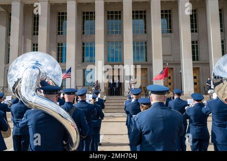 Washington DC, USA. 26. Januar 2023. Washington DC, USA. 26. Januar 2023. US-Verteidigungsminister Lloyd Austin, Right, steht bei der Ankunftszeremonie im Pentagon am 26. Januar 2023 in Washington, DC, mit dem albanischen Verteidigungsminister Niko Peleshi zusammen. Jack Sanders/DOD Photo/Alamy Live News Stockfoto