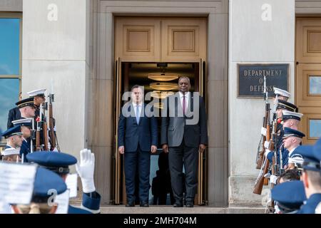 Washington DC, USA. 26. Januar 2023. Washington DC, USA. 26. Januar 2023. US-Verteidigungsminister Lloyd Austin, Right, steht bei der Ankunftszeremonie im Pentagon am 26. Januar 2023 in Washington, DC, mit dem albanischen Verteidigungsminister Niko Peleshi zusammen. Jack Sanders/DOD Photo/Alamy Live News Stockfoto