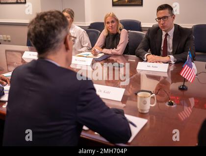 Washington DC, USA. 26. Januar 2023. Washington DC, USA. 26. Januar 2023. US-Verteidigungsminister Dr. Colin Kahl, Left, veranstaltet ein bilaterales Treffen mit dem estnischen Verteidigungsminister Kusti Salm, rechts, im Pentagon, 26. Januar 2023 in Washington, DC Credit: pO2 Zachary Wheeler/DOD Photo/Alamy Live News Stockfoto