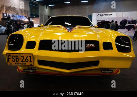 Ein Chevrolet Camaro Z28 während der MCM Car Show in Bogota, Kolumbien, der größten Autoshow in lateinamerika, am 20. Januar 2022. Stockfoto