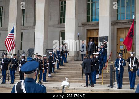 Washington DC, USA. 26. Januar 2023. Washington DC, USA. 26. Januar 2023. US-Verteidigungsminister Lloyd Austin, Right, steht bei der Ankunftszeremonie im Pentagon am 26. Januar 2023 in Washington, DC, mit dem albanischen Verteidigungsminister Niko Peleshi zusammen. Jack Sanders/DOD Photo/Alamy Live News Stockfoto