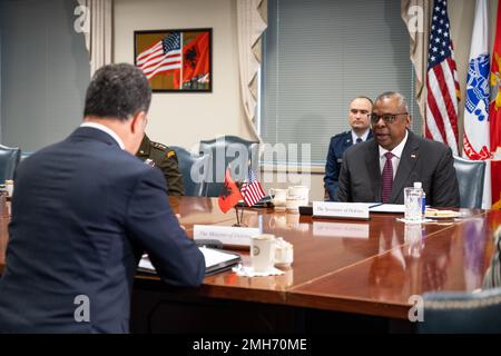 Washington DC, USA. 26. Januar 2023. Washington DC, USA. 26. Januar 2023. US-Verteidigungsminister Lloyd Austin, rechts, äußert sich anlässlich eines bilateralen Treffens mit dem albanischen Verteidigungsminister Niko Peleshi im Pentagon am 26. Januar 2023 in Washington, DC Credit: TSgt. Jack Sanders/DOD Photo/Alamy Live News Stockfoto