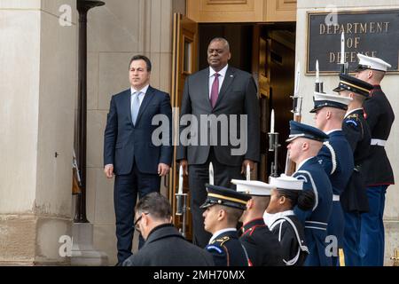 Washington DC, USA. 26. Januar 2023. Washington DC, USA. 26. Januar 2023. US-Verteidigungsminister Lloyd Austin, Right, steht bei der Ankunftszeremonie im Pentagon am 26. Januar 2023 in Washington, DC, mit dem albanischen Verteidigungsminister Niko Peleshi zusammen. Jack Sanders/DOD Photo/Alamy Live News Stockfoto