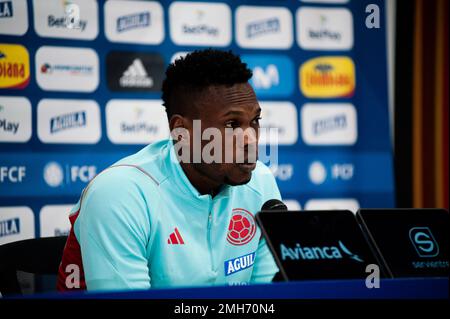 Diber Cambindo spricht auf einer Pressekonferenz in Bogota, Kolumbien, am 24. Januar 2022. Tage vor einem Freundschaftsspiel gegen die USA in Carson, Kalifornien Stockfoto