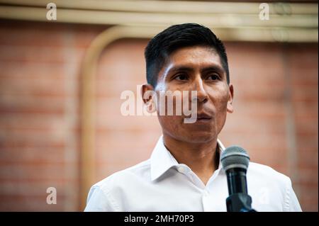 Der kolumbianische Radfahrer Nairo Quintana veranstaltet am 25. Januar 2022 eine Pressekonferenz in Bogota, Kolumbien. Stockfoto